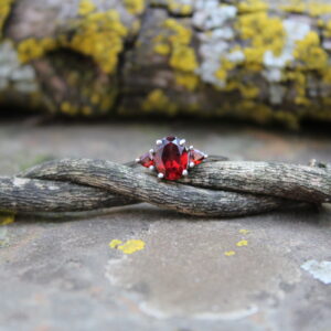 Garnet Cut (1 x 8mm x 6mm, 2 x 3mm)